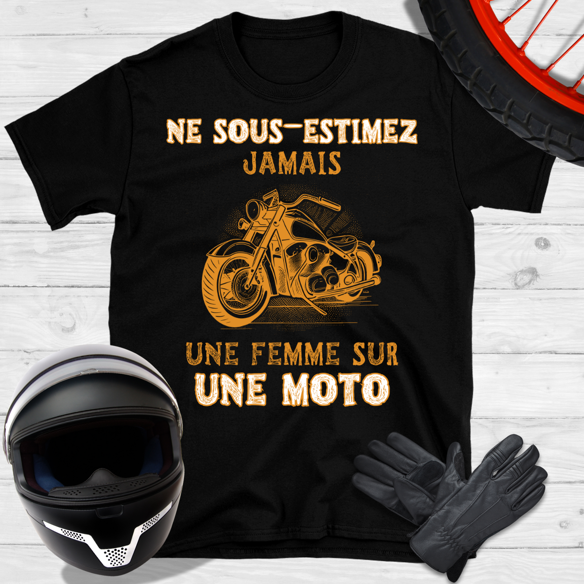 Ne sous-estimez jamais une femme sur une moto T-shirt