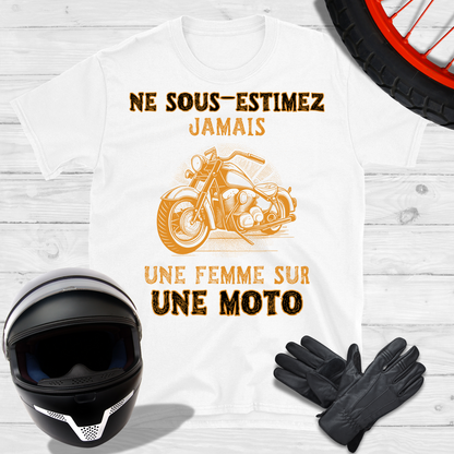 Ne sous-estimez jamais une femme sur une moto T-shirt