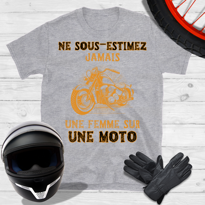 Ne sous-estimez jamais une femme sur une moto T-shirt