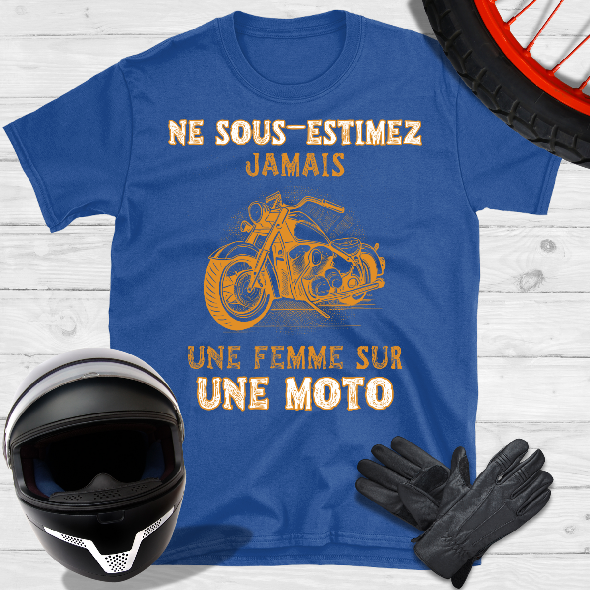 Ne sous-estimez jamais une femme sur une moto T-shirt