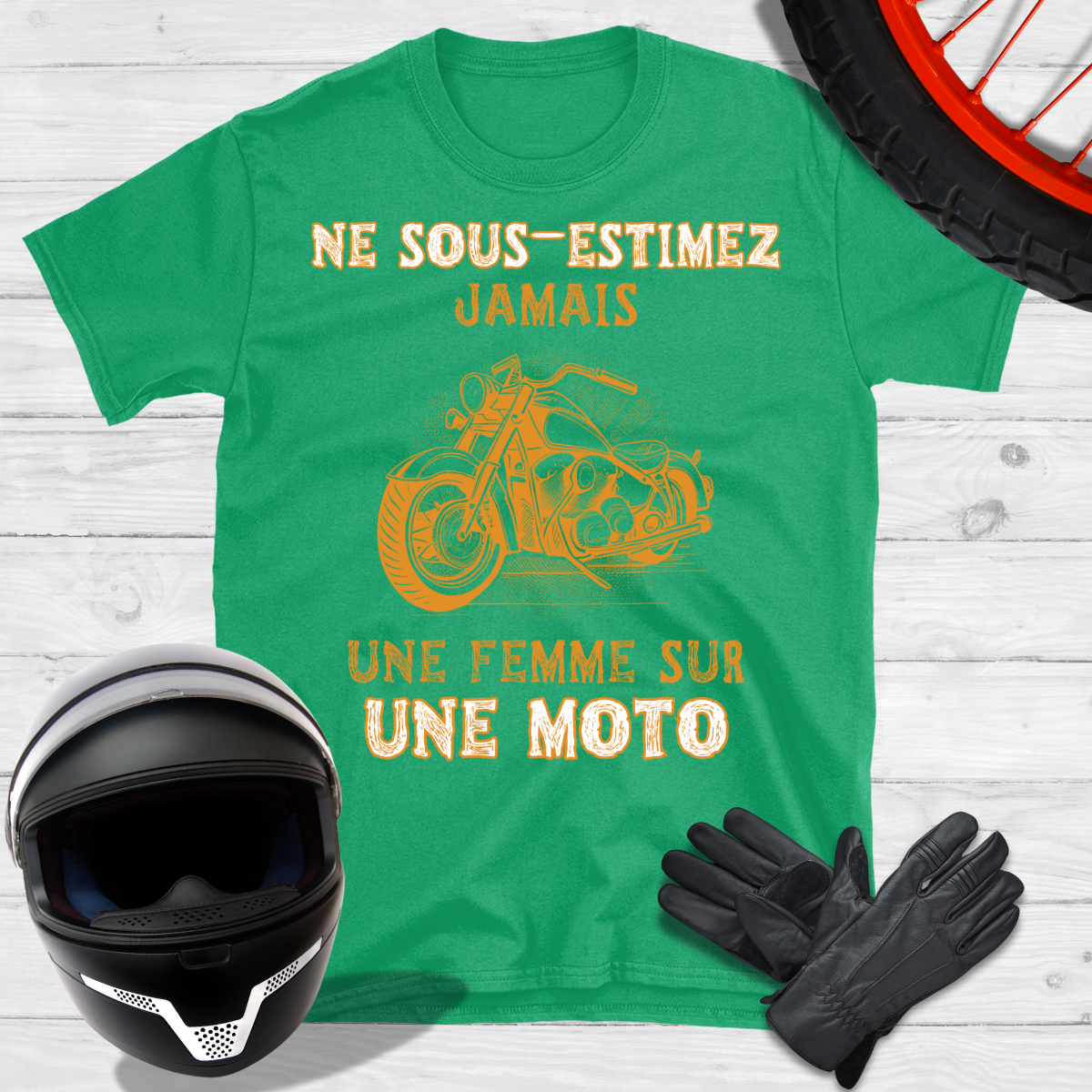 Ne sous-estimez jamais une femme sur une moto T-shirt